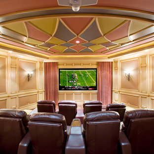 Idées déco pour une salle de cinéma méditerranéenne avec un mur rose.