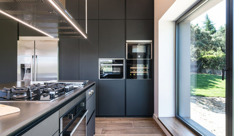 Grandes vistas y mucha luz en una amplia y elegante cocina negra