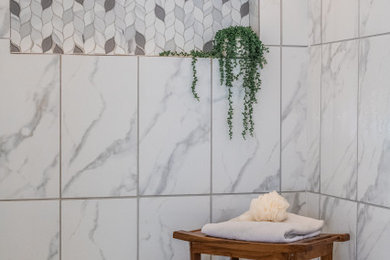 Foto de cuarto de baño principal clásico con ducha abierta, baldosas y/o azulejos de cerámica y ducha abierta