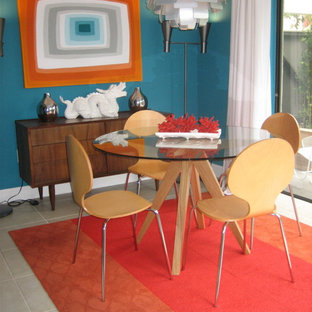 Mid-Century Esszimmer mit blauer Wandfarbe in Miami