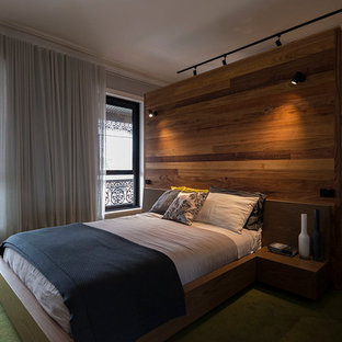 Idéer för ett stort modernt huvudsovrum, med grå väggar, heltäckningsmatta, grönt golv, en standard öppen spis och en spiselkrans i gips