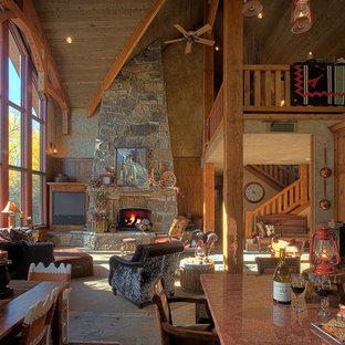 Geräumiges, Offenes Mediterranes Wohnzimmer mit beiger Wandfarbe, Schieferboden, Kamin, Kaminsims aus Stein und Multimediawand in Salt Lake City