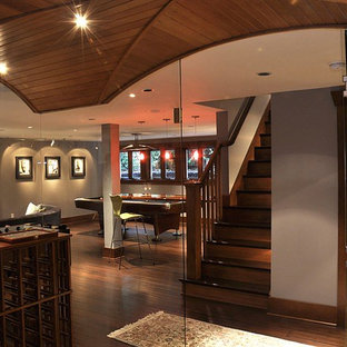 シアトルのコンテンポラリースタイルのおしゃれな地下室 (半地下 (窓あり) 、グレーの壁、竹フローリング) の写真