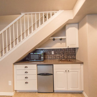 デンバーの小さいトラディショナルスタイルのおしゃれなウェットバー (ドロップインシンク、レイズドパネル扉のキャビネット、白いキャビネット、ラミネートカウンター、セラミックタイルの床) の写真