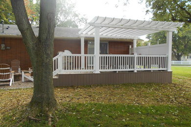 Outdoor kitchen deck - mid-sized traditional backyard outdoor kitchen deck idea in Indianapolis with a pergola