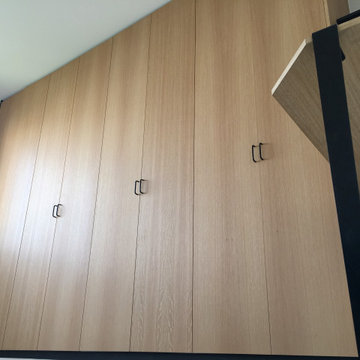 Dressing avec porte et bureau plaqué chêne et étagère en Valchromat noir