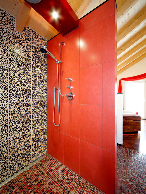 Badezimmer mit Mosaik-Bodenfliesen und schwarzen Fliesen Ideen, Design