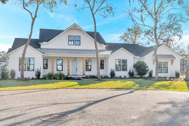 Example of a country home design design in Jacksonville