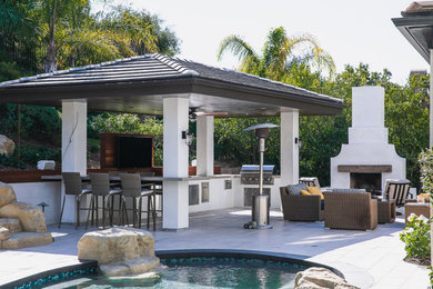 Example of a minimalist patio design in Los Angeles