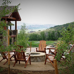 デンバーの大きいラスティックスタイルのおしゃれな裏庭のテラス (ファイヤーピット、真砂土舗装、日よけなし) の写真