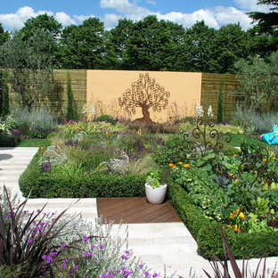 Stilmix Vorgarten mit Auffahrt, direkter Sonneneinstrahlung und Natursteinplatten in London