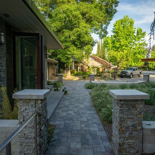Aménagement d'un xéropaysage avant craftsman avec un chemin, une exposition ombragée et des pavés en pierre naturelle.