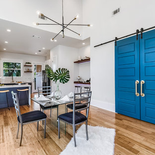 Offenes, Mittelgroßes Mid-Century Esszimmer ohne Kamin mit grauer Wandfarbe, Bambusparkett und braunem Boden in New Orleans