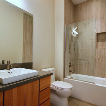 WC18 : Full Guest Bath