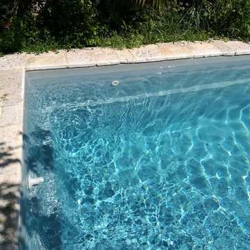 Piscina incastonata in un cortile antico