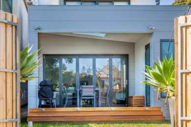 Design ideas for a modern split-level house exterior in Sydney.