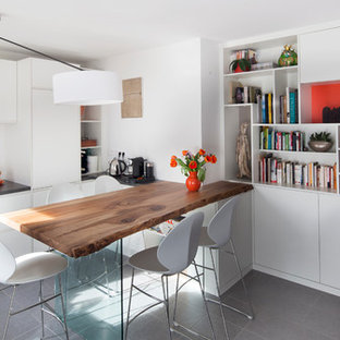 ナントの中サイズのコンテンポラリースタイルのLDKの画像 (白い壁、スレートの床)