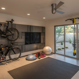 フェニックスの中サイズのコンテンポラリースタイルのおしゃれなヨガスタジオ (グレーの壁) の写真