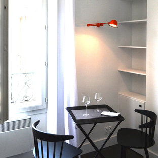 Idee per un piccolo soggiorno minimal chiuso con pareti bianche, parquet scuro, nessun camino e TV nascosta