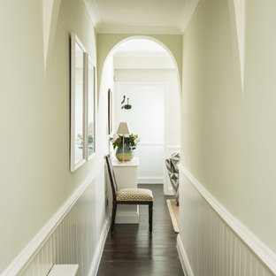 Foto på en liten vintage hall, med gröna väggar och mörkt trägolv