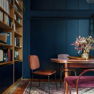 Bild på ett litet eklektiskt kapprum, med blå väggar, klinkergolv i terrakotta, en enkeldörr, mörk trädörr och rosa golv