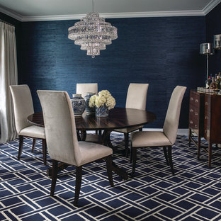Geschlossenes, Mittelgroßes Klassisches Esszimmer ohne Kamin mit blauer Wandfarbe, Teppichboden und blauem Boden in Boston