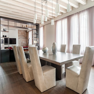 ヴェネツィアのコンテンポラリースタイルのLDKの画像 (ベージュの壁、無垢フローリング、暖炉なし、茶色い床)