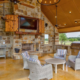 Mittelgroßer Uriger Whirlpool hinter dem Haus in individueller Form mit Stempelbeton in Dallas