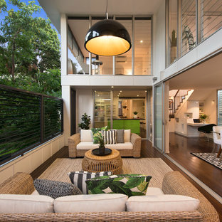 ブリスベンのトロピカルスタイルのおしゃれなデッキ (張り出し屋根) の写真