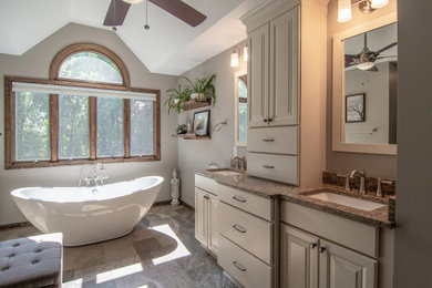 Foto de cuarto de baño principal y a medida clásico con puertas de armario blancas, bañera exenta y sanitario de dos piezas