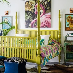 Ispirazione per una camera da letto etnica con pareti bianche e pavimento multicolore