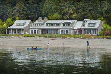 Example of a classic home design design in Seattle