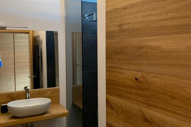 Foto di una stanza da bagno con parquet chiaro