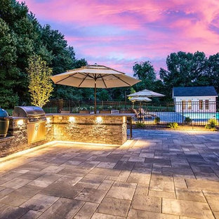 ブリッジポートのモダンスタイルのおしゃれな裏庭のテラス (アウトドアキッチン、天然石敷き、オーニング・日よけ) の写真