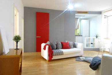Immagine di un soggiorno minimal con parquet chiaro e pavimento beige
