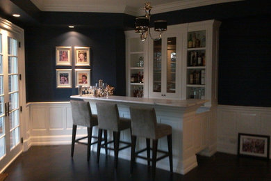 Example of a trendy home bar design in Chicago
