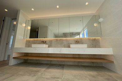 Contemporary bathroom in Brisbane.