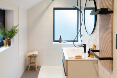 Inspiration for a modern bathroom in Lille.
