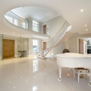 Foto di un ingresso o corridoio tradizionale con pareti grigie, una porta a due ante e una porta in legno chiaro