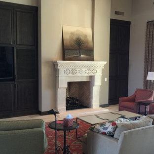 Großes, Repräsentatives, Offenes Mediterranes Wohnzimmer mit beiger Wandfarbe, Travertin, Kamin, Kaminsims aus Stein und beigem Boden in Phoenix