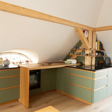 Dachgeschoss-Küche in Linoleum, Eiche und Naturstein