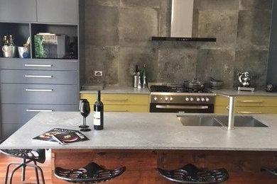 Offene Küche mit Unterbauwaschbecken, Quarzwerkstein-Arbeitsplatte, Rückwand aus Keramikfliesen und Kücheninsel in Adelaide