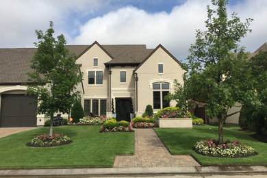 Inspiration for a mid-sized traditional full sun front yard mulch landscaping in Houston for spring.