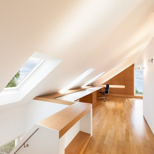 Design ideas for a modern home office and library in Munich.