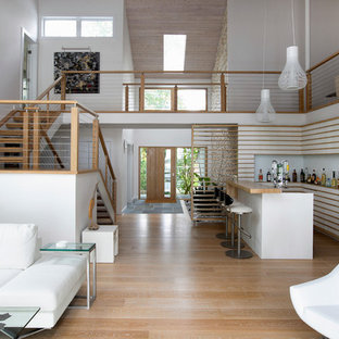 ニューヨークの大きいコンテンポラリースタイルのおしゃれな着席型バー (木材カウンター、無垢フローリング) の写真