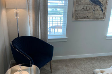Diseño de habitación de invitados clásica renovada de tamaño medio con paredes beige, moqueta y suelo beige