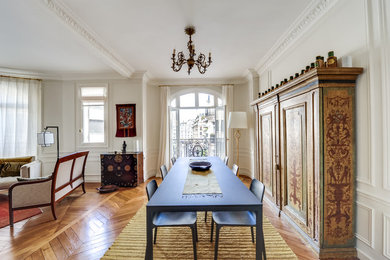 Photo of a transitional dining room in Paris.