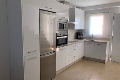 Ejemplo de cocina contemporánea pequeña sin isla con fregadero bajoencimera, armarios con paneles lisos, puertas de armario blancas, encimera de cuarzo compacto, salpicadero beige, puertas de cuarzo sintético, electrodomésticos de acero inoxidable, suelo de baldosas de cerámica y encimeras beige