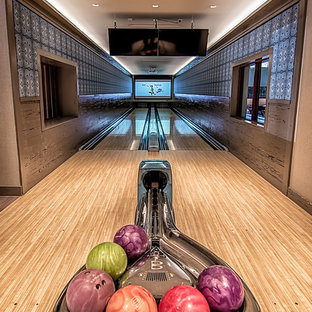 アトランタの大きいカントリー風おしゃれなホームジム (ベージュの壁、淡色無垢フローリング) の写真