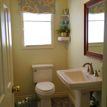 Cottage: Powder Room